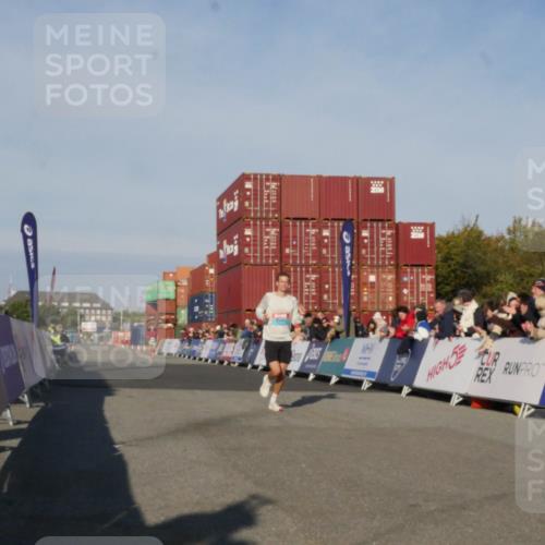 03.10.2025 - Köhlbrandbrückenlauf Matties Gatica Varas http://msf.ph/oto/9163919 03.10.2025 09:48:16 Ziel 3209 meine-sportfotos.de