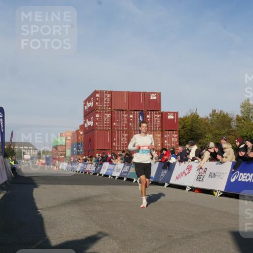 03.10.2025 - Köhlbrandbrückenlauf Matties Gatica Varas http://msf.ph/oto/9163921 03.10.2025 09:48:17 Ziel 3209 meine-sportfotos.de
