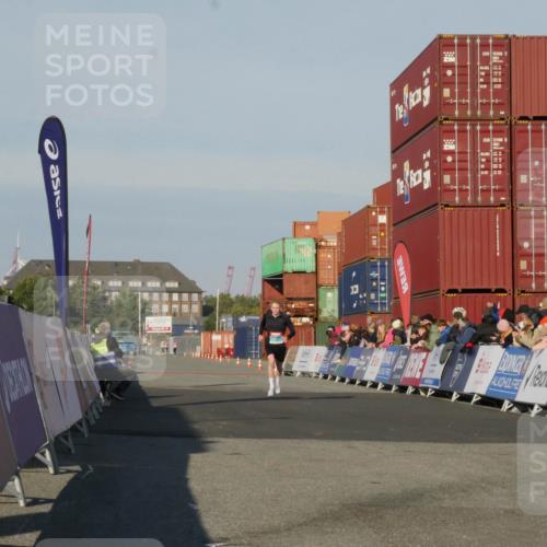 03.10.2025 - Köhlbrandbrückenlauf Matties Gatica Varas http://msf.ph/oto/9163948 03.10.2025 09:48:48 Ziel 3127 meine-sportfotos.de