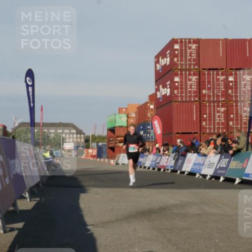 03.10.2025 - Köhlbrandbrückenlauf Matties Gatica Varas http://msf.ph/oto/9163958 03.10.2025 09:48:51 Ziel 3127 meine-sportfotos.de