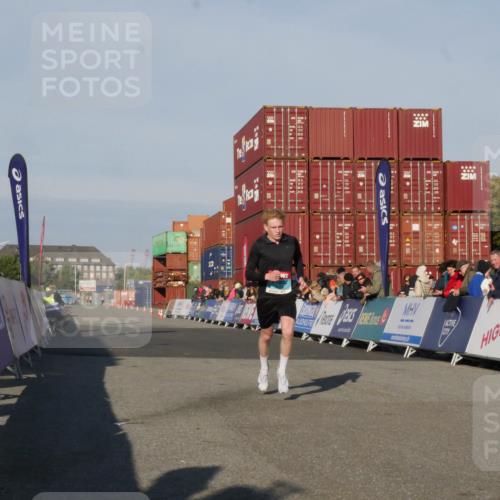 03.10.2025 - Köhlbrandbrückenlauf Matties Gatica Varas http://msf.ph/oto/9163963 03.10.2025 09:48:52 Ziel 3127 meine-sportfotos.de