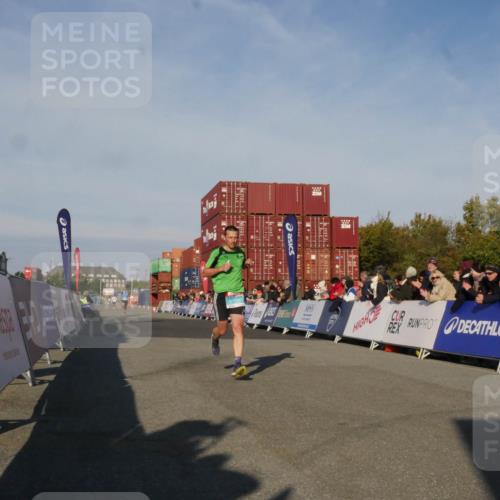 03.10.2025 - Köhlbrandbrückenlauf Matties Gatica Varas http://msf.ph/oto/9164008 03.10.2025 09:49:45 Ziel 2700 meine-sportfotos.de
