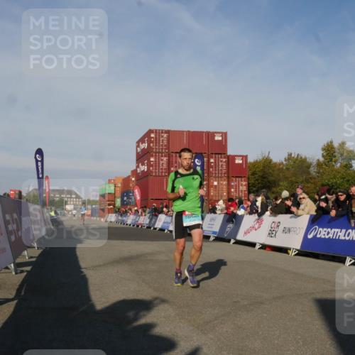 03.10.2025 - Köhlbrandbrückenlauf Matties Gatica Varas http://msf.ph/oto/9164010 03.10.2025 09:49:45 Ziel 2700 meine-sportfotos.de
