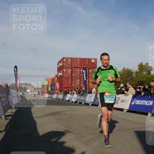 03.10.2025 - Köhlbrandbrückenlauf Matties Gatica Varas http://msf.ph/oto/9164012 03.10.2025 09:49:46 Ziel 1041, 2700 meine-sportfotos.de