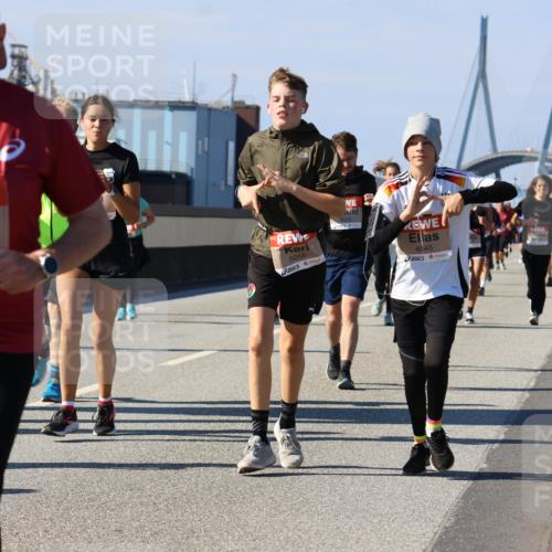 03.10.2025 - Köhlbrandbrückenlauf Strokosch-Dieckow http://msf.ph/oto/9164013 03.10.2025 13:06:06 Position 3 5389, 5056, 4945 meine-sportfotos.de