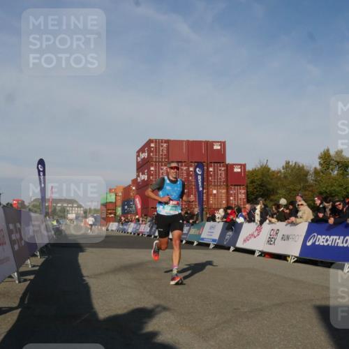 03.10.2025 - Köhlbrandbrückenlauf Matties Gatica Varas http://msf.ph/oto/9164024 03.10.2025 09:49:55 Ziel 1041, 2176 meine-sportfotos.de