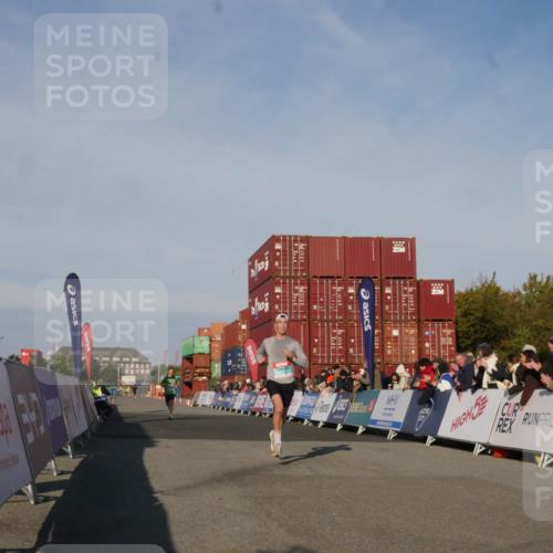 03.10.2025 - Köhlbrandbrückenlauf Matties Gatica Varas http://msf.ph/oto/9164068 03.10.2025 09:50:28 Ziel 1174, 2702, 3463 meine-sportfotos.de