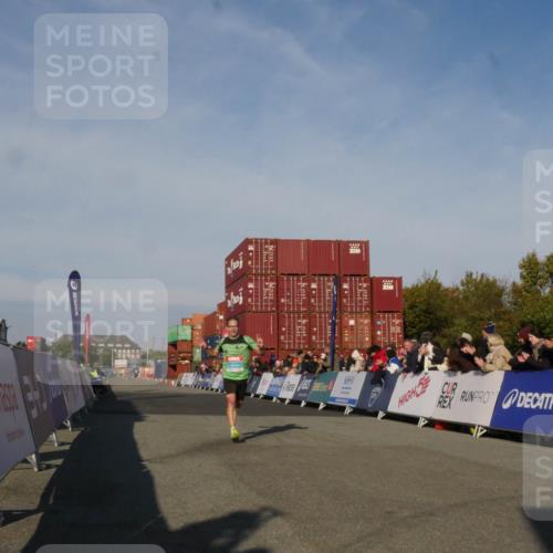 03.10.2025 - Köhlbrandbrückenlauf Matties Gatica Varas http://msf.ph/oto/9164084 03.10.2025 09:50:33 Ziel 2702 meine-sportfotos.de
