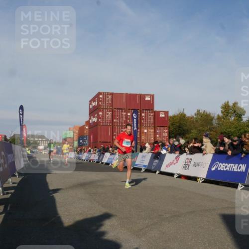 03.10.2025 - Köhlbrandbrückenlauf Matties Gatica Varas http://msf.ph/oto/9164124 03.10.2025 09:50:56 Ziel 1007, 1017, 1044, 2701 meine-sportfotos.de