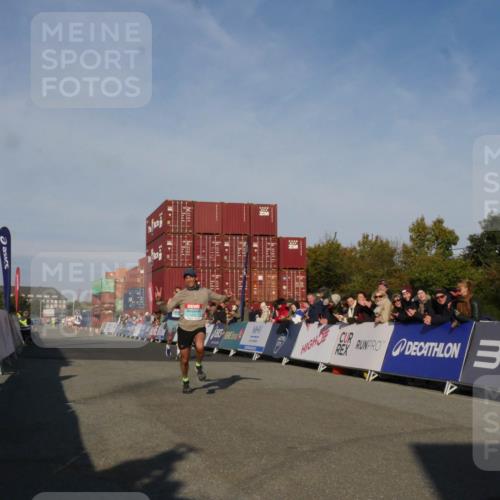 03.10.2025 - Köhlbrandbrückenlauf Matties Gatica Varas http://msf.ph/oto/9164145 03.10.2025 09:51:01 Ziel 1007, 1017, 1044, 2701, 3153 meine-sportfotos.de