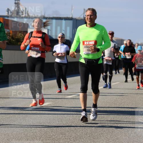 03.10.2025 - Köhlbrandbrückenlauf Strokosch-Dieckow http://msf.ph/oto/9164185 03.10.2025 13:07:19 Position 3 5092, 5394, 53 meine-sportfotos.de