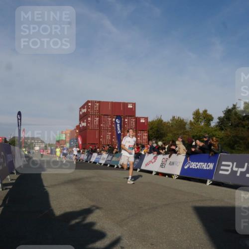 03.10.2025 - Köhlbrandbrückenlauf Matties Gatica Varas http://msf.ph/oto/9164193 03.10.2025 09:51:22 Ziel 1032, 3082, 3154, 3460, 3740 meine-sportfotos.de