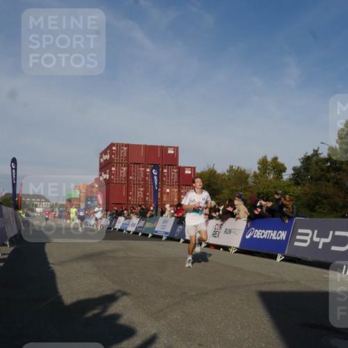 03.10.2025 - Köhlbrandbrückenlauf Matties Gatica Varas http://msf.ph/oto/9164195 03.10.2025 09:51:23 Ziel 1032, 3082, 3154, 3460, 3740 meine-sportfotos.de