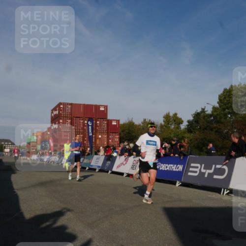 03.10.2025 - Köhlbrandbrückenlauf Matties Gatica Varas http://msf.ph/oto/9164209 03.10.2025 09:51:27 Ziel 1032, 3082, 3401, 3740 meine-sportfotos.de