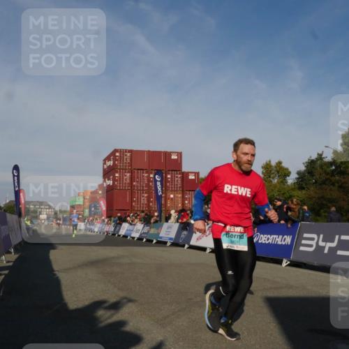 03.10.2025 - Köhlbrandbrückenlauf Matties Gatica Varas http://msf.ph/oto/9164232 03.10.2025 09:51:34 Ziel 1057, 3401 meine-sportfotos.de