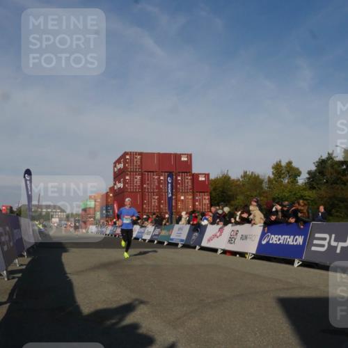 03.10.2025 - Köhlbrandbrückenlauf Matties Gatica Varas http://msf.ph/oto/9164241 03.10.2025 09:51:37 Ziel 1034, 1057 meine-sportfotos.de