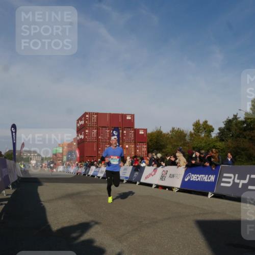 03.10.2025 - Köhlbrandbrückenlauf Matties Gatica Varas http://msf.ph/oto/9164244 03.10.2025 09:51:38 Ziel 1034, 1057 meine-sportfotos.de