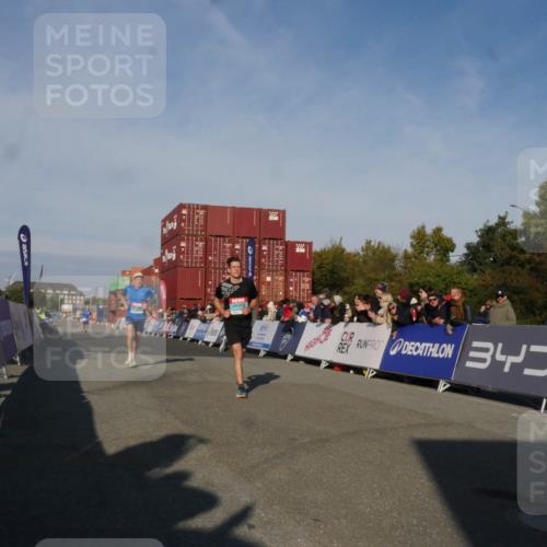 03.10.2025 - Köhlbrandbrückenlauf Matties Gatica Varas http://msf.ph/oto/9164344 03.10.2025 09:52:16 Ziel 2722, 2937, 3248 meine-sportfotos.de