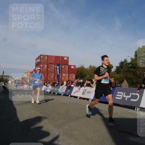 03.10.2025 - Köhlbrandbrückenlauf Matties Gatica Varas http://msf.ph/oto/9164348 03.10.2025 09:52:17 Ziel 2722, 2937, 3248 meine-sportfotos.de