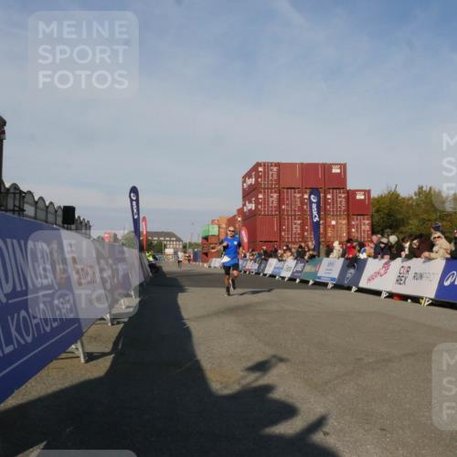 03.10.2025 - Köhlbrandbrückenlauf Matties Gatica Varas http://msf.ph/oto/9164355 03.10.2025 09:52:23 Ziel 2937 meine-sportfotos.de
