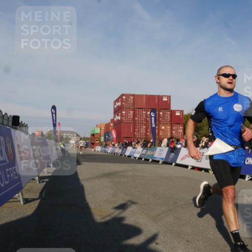 03.10.2025 - Köhlbrandbrückenlauf Matties Gatica Varas http://msf.ph/oto/9164364 03.10.2025 09:52:25 Ziel 2937, 3267 meine-sportfotos.de
