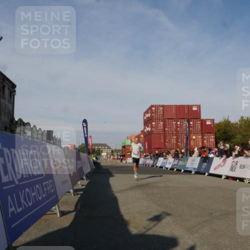 03.10.2025 - Köhlbrandbrückenlauf Matties Gatica Varas http://msf.ph/oto/9164373 03.10.2025 09:52:31 Ziel 3267 meine-sportfotos.de
