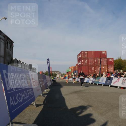 03.10.2025 - Köhlbrandbrückenlauf Matties Gatica Varas http://msf.ph/oto/9164386 03.10.2025 09:52:40 Ziel 1019, 1055, 2792, 3008, 3610 meine-sportfotos.de