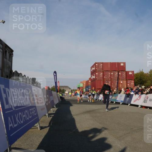 03.10.2025 - Köhlbrandbrückenlauf Matties Gatica Varas http://msf.ph/oto/9164389 03.10.2025 09:52:41 Ziel 1019, 1055, 2792, 3008, 3610 meine-sportfotos.de