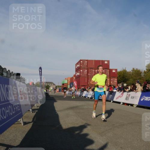 03.10.2025 - Köhlbrandbrückenlauf Matties Gatica Varas http://msf.ph/oto/9164425 03.10.2025 09:52:52 Ziel 2933, 3269, 3629, 3712 meine-sportfotos.de