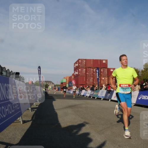 03.10.2025 - Köhlbrandbrückenlauf Matties Gatica Varas http://msf.ph/oto/9164427 03.10.2025 09:52:52 Ziel 2933, 3269, 3629, 3712 meine-sportfotos.de