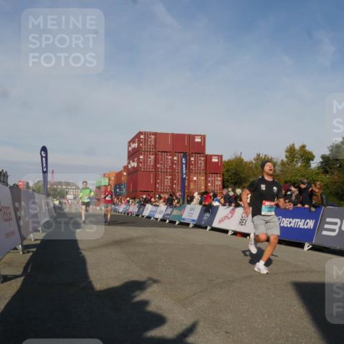 03.10.2025 - Köhlbrandbrückenlauf Matties Gatica Varas http://msf.ph/oto/9164458 03.10.2025 09:53:01 Ziel 1035, 2705, 3629 meine-sportfotos.de