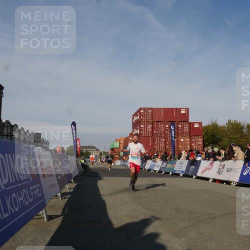 03.10.2025 - Köhlbrandbrückenlauf Matties Gatica Varas http://msf.ph/oto/9164490 03.10.2025 09:53:17 Ziel 1029, 3618 meine-sportfotos.de