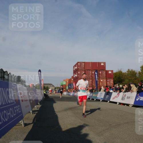 03.10.2025 - Köhlbrandbrückenlauf Matties Gatica Varas http://msf.ph/oto/9164491 03.10.2025 09:53:18 Ziel 1012, 1029, 3618 meine-sportfotos.de