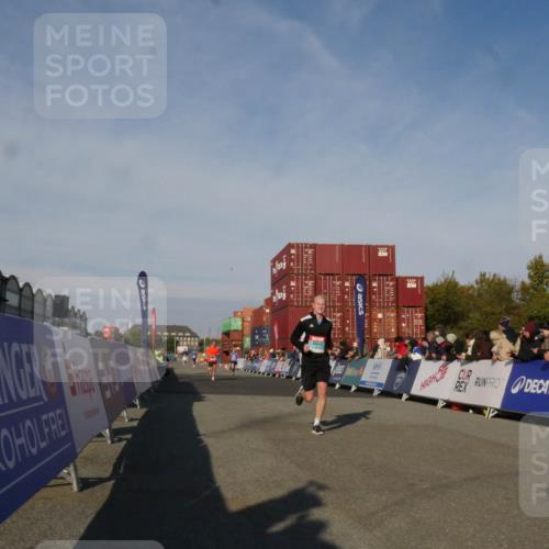 03.10.2025 - Köhlbrandbrückenlauf Matties Gatica Varas http://msf.ph/oto/9164506 03.10.2025 09:53:22 Ziel 1012, 1029, 3704 meine-sportfotos.de