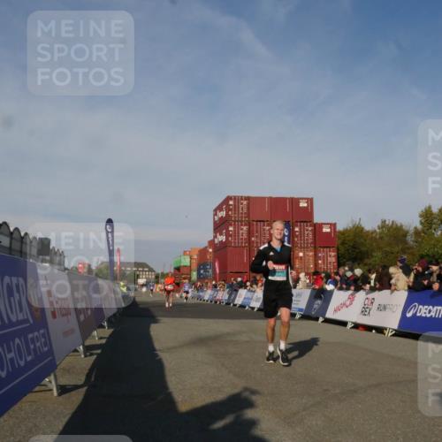 03.10.2025 - Köhlbrandbrückenlauf Matties Gatica Varas http://msf.ph/oto/9164508 03.10.2025 09:53:22 Ziel 1012, 1029, 3704 meine-sportfotos.de