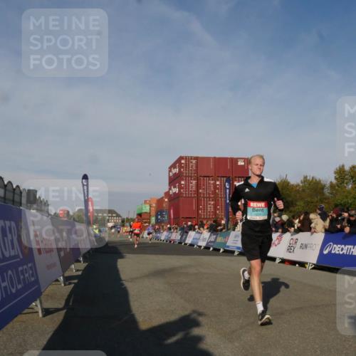 03.10.2025 - Köhlbrandbrückenlauf Matties Gatica Varas http://msf.ph/oto/9164510 03.10.2025 09:53:23 Ziel 1012, 1029, 3704 meine-sportfotos.de