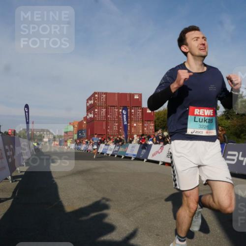 03.10.2025 - Köhlbrandbrückenlauf Matties Gatica Varas http://msf.ph/oto/9164563 03.10.2025 09:53:37 Ziel 2831, 3078, 3226, 3262, 3299, 3841 meine-sportfotos.de