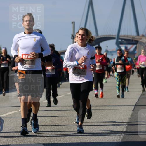 03.10.2025 - Köhlbrandbrückenlauf Strokosch-Dieckow http://msf.ph/oto/9164654 03.10.2025 13:10:25 Position 3 5349, 5519, 5518 meine-sportfotos.de