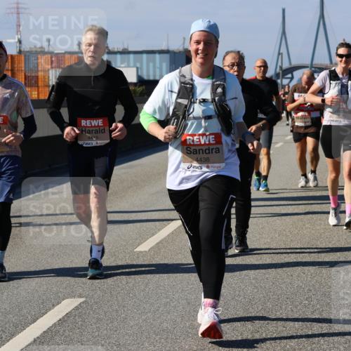 03.10.2025 - Köhlbrandbrückenlauf Strokosch-Dieckow http://msf.ph/oto/9164905 03.10.2025 13:11:55 Position 3 4416, 4415, 4438 meine-sportfotos.de