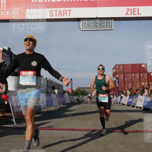 03.10.2025 - Köhlbrandbrückenlauf Matties Gatica Varas http://msf.ph/oto/9165145 03.10.2025 09:57:14 Ziel 1090, 1180, 1258, 3205, 3705 meine-sportfotos.de