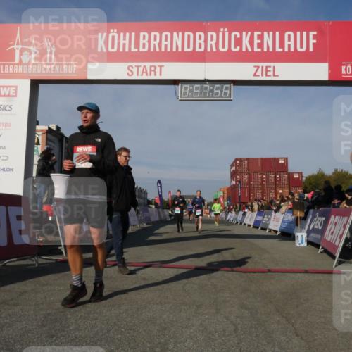 03.10.2025 - Köhlbrandbrückenlauf Matties Gatica Varas http://msf.ph/oto/9165311 03.10.2025 09:57:58 Ziel 1079, 1251, 3079, 3135, 3136 meine-sportfotos.de