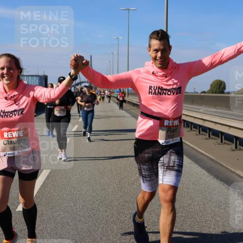 03.10.2025 - Köhlbrandbrückenlauf Strokosch-Dieckow http://msf.ph/oto/9165345 03.10.2025 13:14:14 Position 3 5221, 5207 meine-sportfotos.de