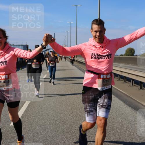 03.10.2025 - Köhlbrandbrückenlauf Strokosch-Dieckow http://msf.ph/oto/9165347 03.10.2025 13:14:15 Position 3 5221, 5207 meine-sportfotos.de