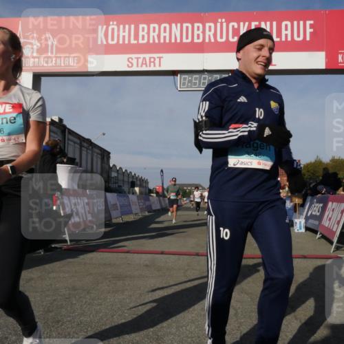 03.10.2025 - Köhlbrandbrückenlauf Matties Gatica Varas http://msf.ph/oto/9165403 03.10.2025 09:58:24 Ziel 1052, 1112, 1143, 3338, 3592 meine-sportfotos.de
