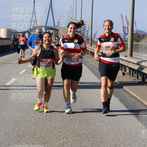 03.10.2025 - Köhlbrandbrückenlauf Strokosch-Dieckow http://msf.ph/oto/9165406 03.10.2025 13:14:34 Position 3 5576, 5030, 4970 meine-sportfotos.de