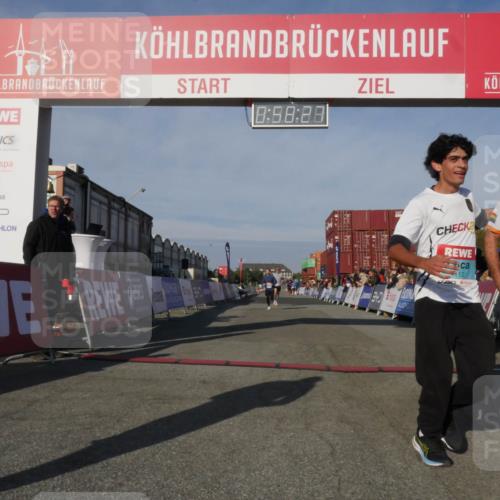 03.10.2025 - Köhlbrandbrückenlauf Matties Gatica Varas http://msf.ph/oto/9165422 03.10.2025 09:58:29 Ziel 1052, 2962, 3592, 3836 meine-sportfotos.de