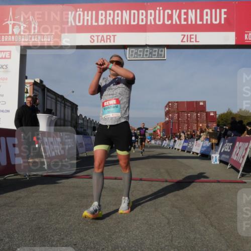 03.10.2025 - Köhlbrandbrückenlauf Matties Gatica Varas http://msf.ph/oto/9165450 03.10.2025 09:58:35 Ziel 1094, 2962, 3749, 3836 meine-sportfotos.de