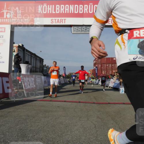 03.10.2025 - Köhlbrandbrückenlauf Matties Gatica Varas http://msf.ph/oto/9165623 03.10.2025 09:59:27 Ziel 1067, 1075, 1087, 1197, 1231, 1249, 1269, 1398, 1411, 1423, 1432, 1639, 2985, 2989, 2997, 3514, 3525 meine-sportfotos.de