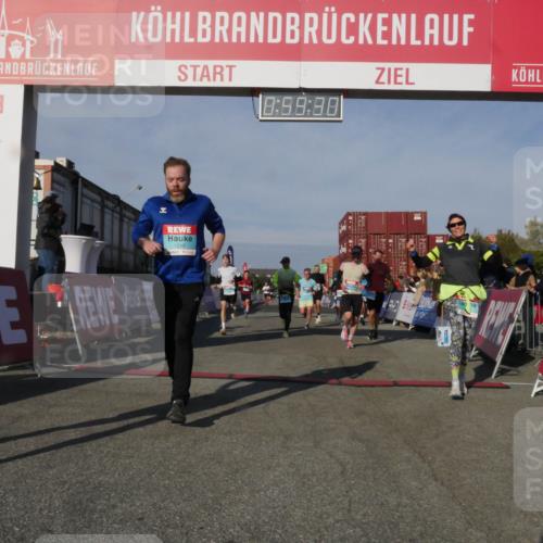 03.10.2025 - Köhlbrandbrückenlauf Matties Gatica Varas http://msf.ph/oto/9165640 03.10.2025 09:59:32 Ziel 1067, 1075, 1077, 1087, 1197, 1231, 1269, 1432, 1639, 2788, 2985, 2989, 2997, 3514 meine-sportfotos.de