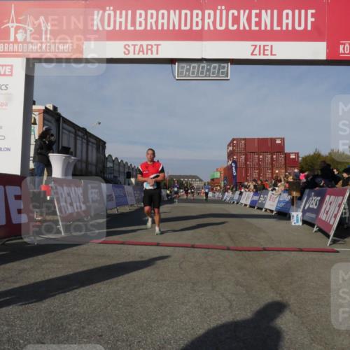 03.10.2025 - Köhlbrandbrückenlauf Matties Gatica Varas http://msf.ph/oto/9165760 03.10.2025 10:00:03 Ziel 1084, 1247, 1297, 1298, 1405, 1946, 2777, 3378 meine-sportfotos.de